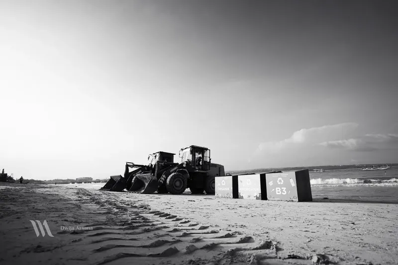 foto excavator di pinggir pantai kelan