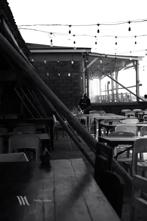 Seorang bapak sedang memperbaiki meja